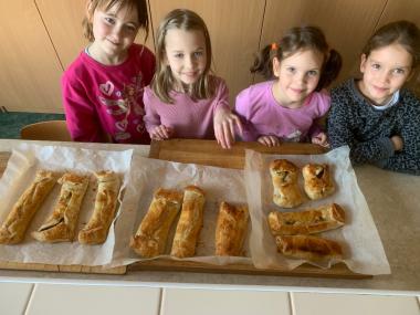 Pečení jablečných štrůdlů 